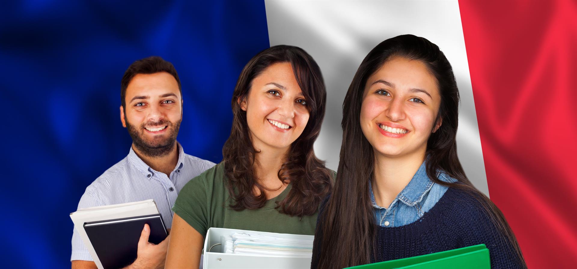 French courses. Студенты Франции с флажками.